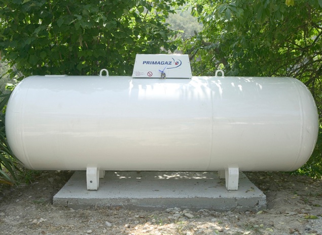 toit au dessus citerne de gaz