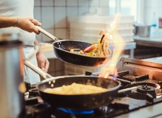 cuisson au gaz cuisinier utilise gazinière
