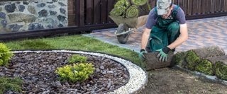 Travaux dans un jardin avec citerne de gaz